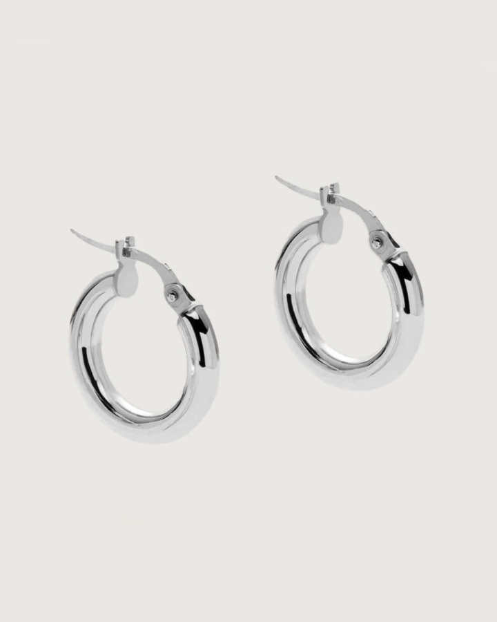 Klasyczne-srebrne-kolczyki-koła-próby-925-o-średnicy-1.8-cm-i-grubości-4-mm-elegancka-minimalistyczna-biżuteria-idealna-na-co-dzień-jagg.