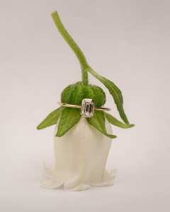 minimalistyczny-złoty-zaręczynowy-pierścionek-z-diamentem-emerald-szmaragdowym-jagg