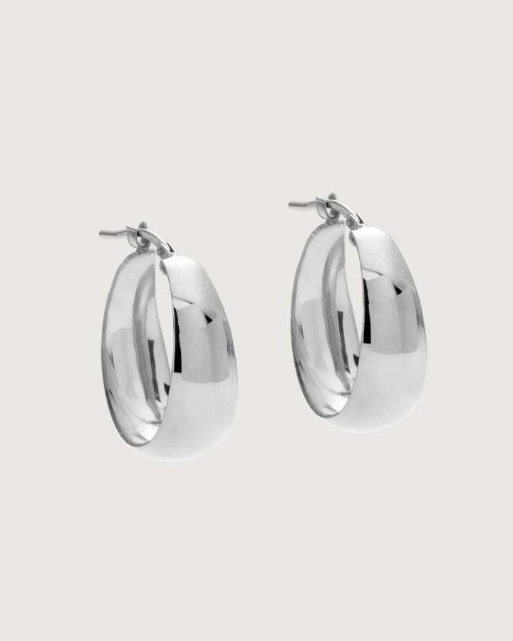 Efektowne srebrne kolczyki próby 925 o długości 2.5 cm z wygodnym zapięciem blokującym sztyft – stylowa i elegancka biżuteria idealna na co dzień oraz specjalne okazje jagg.