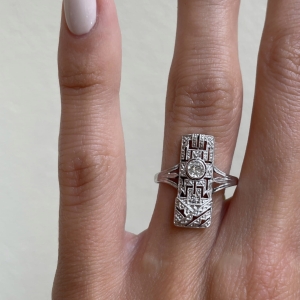 Pierścionek w stylu Art Deco z diamentami.