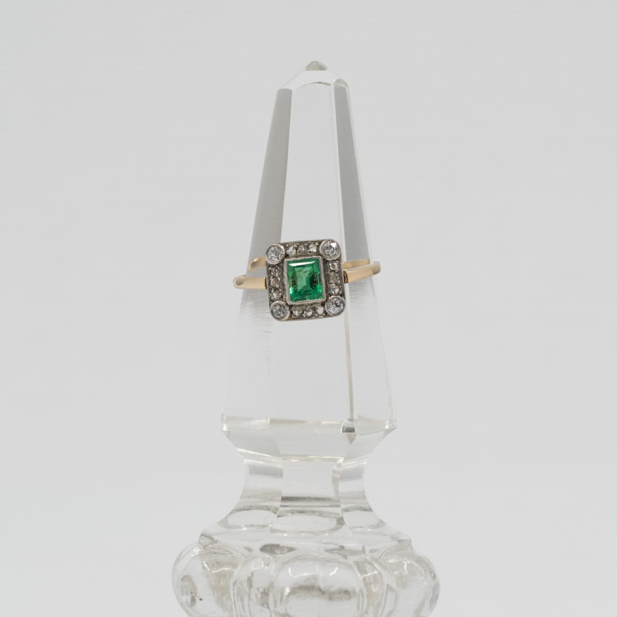 pierscionek-art-deco-z-diamentami-i-szmaragdem-zloto-750-vintage