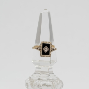 pierscionek-art-deco-z-onyksem-zloto-585