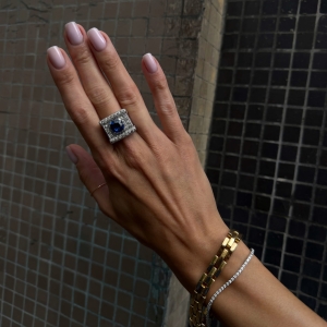 Statement ring z szafirem i brylantami.