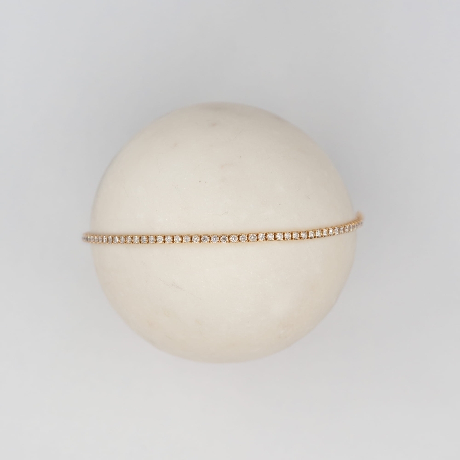 Gold tennis bracelet with diamonds in brilliant cut.