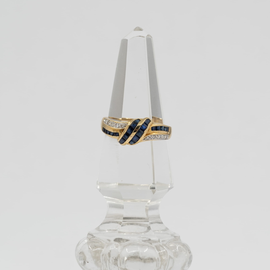 Ring with carré cut sapphires and diamonds.