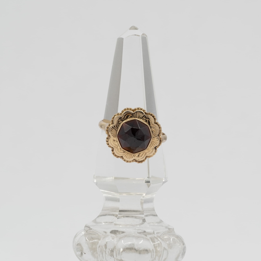 Vintage ring with garnet.